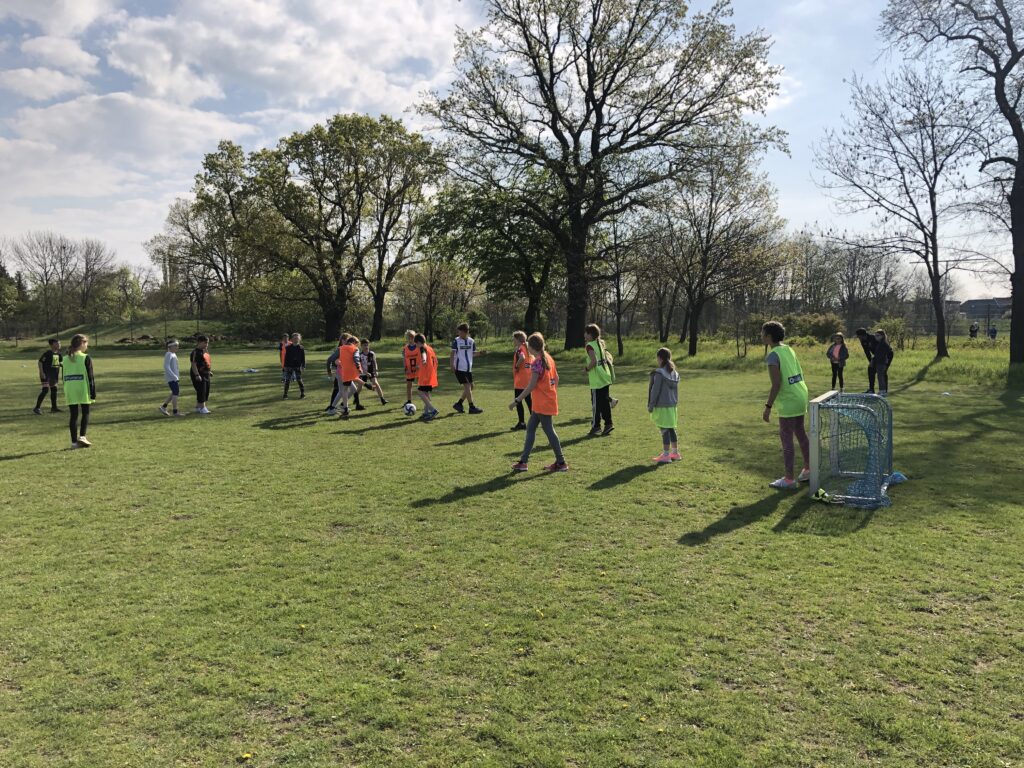 Kinder spielen zusammen Fußball.