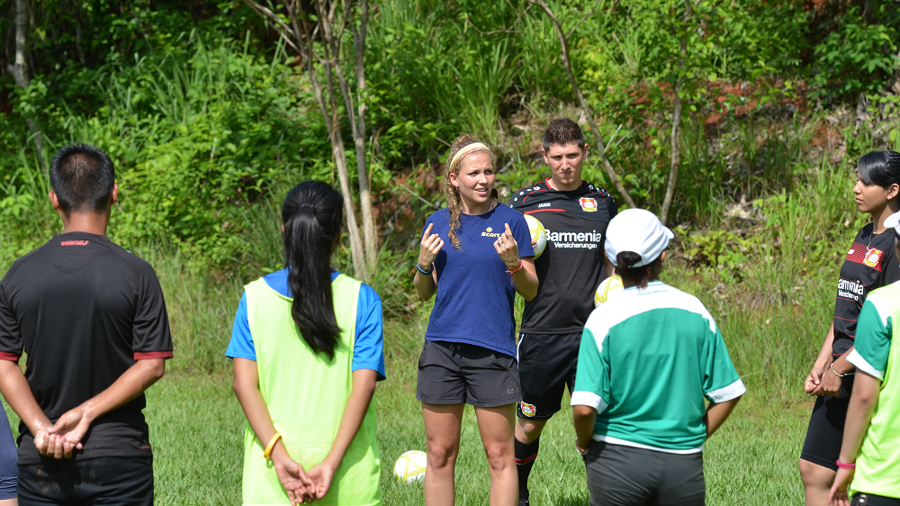 Lea Hinnen erklärt den Teilnehmenden eine Übung.