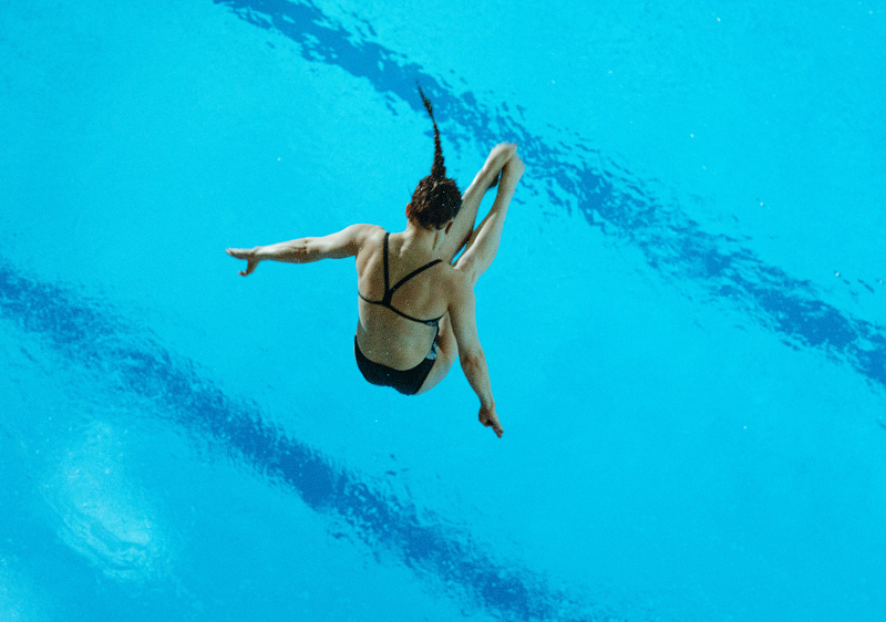 Lena Hentschel springt ins Wasser
