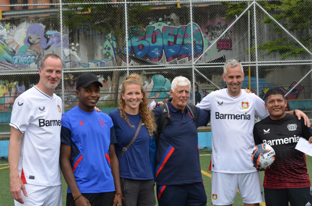 Lea Hinnen mit Kolleg*innen