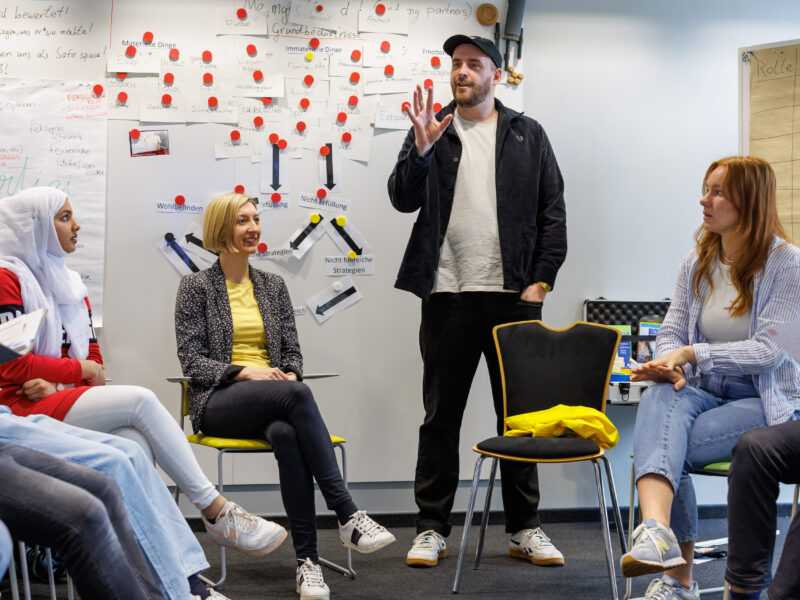 Jugendjury-Workshop mit Moderator Marius Künzel und der Vorstandsvorsitzenden der DFL Stiftung Franziska Fey