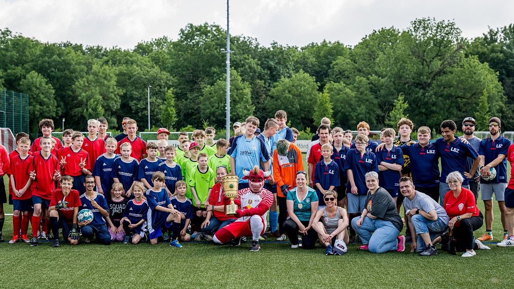 Gruppenfoto der Teilnehmenden beim FußballFreunde-Cup in Leipzig