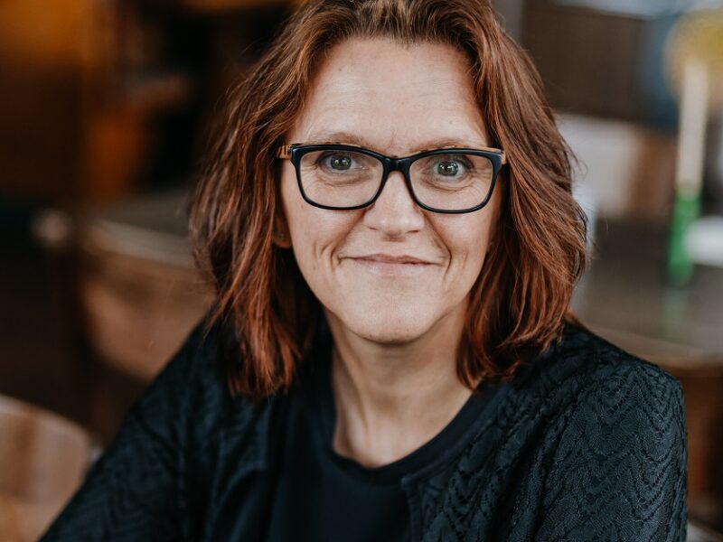 Nicole Kumpis, Porträt vor neutralem Hintergrund.