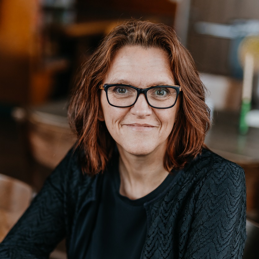 Nicole Kumpis, Porträt vor neutralem Hintergrund.