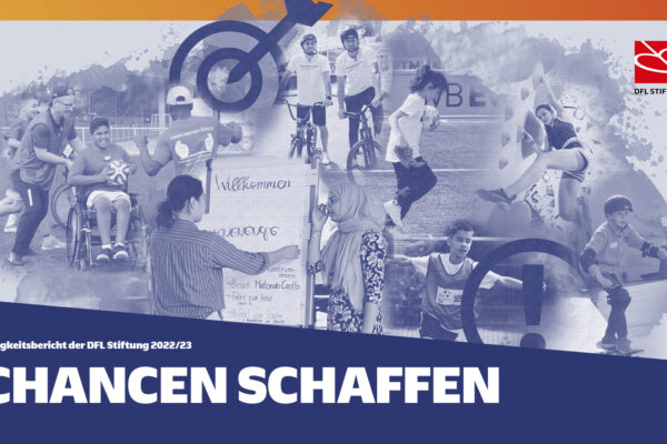Ein Headerbild zeigt verschiedene Szenen, die die Arbeit der DFL Stiftung illustrieren: Kinder und Jugendliche beim Fußballspielen, ein inklusives Fußballtraining, eine Willkommensbotschaft und eine Gruppe von Menschen, die gemeinsam aktiv sind. Im Vordergrund steht der Schriftzug 