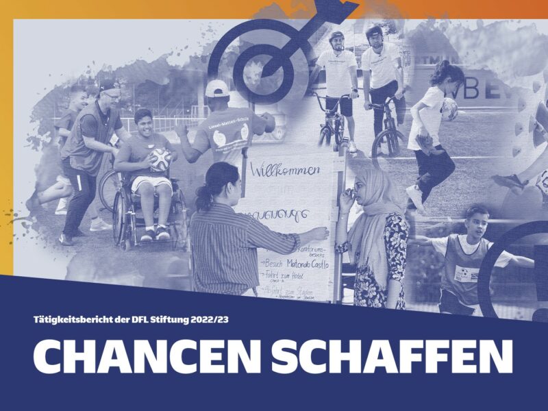 Eine Gruppe von Kindern und Jugendlichen steht vor einer selbstgebastelten Wand mit dem Schriftzug 