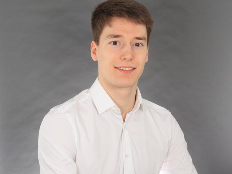 Sebastian Kraft, Porträt, lächelnd in die Kamera blickend.