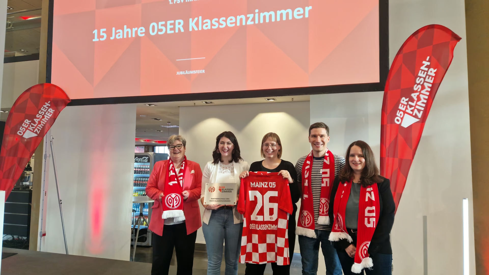 Bettina Brück (Staatssekretärin Ministerium für Bildung Rheinland-Pfalz), Ciara Widmann (Projektleiterin 05ER Klassenzimmer), Ina Bargmann (Vertreterin Lernort Stadion e.V.), Lars Pauly (Projektmanager DFL Stiftung), Dr. Nadine Seddig (Leiterin Programme und Fördermanagement DFL Stiftung)