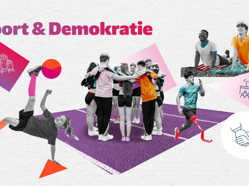 Eine Gruppe von Kindern und Jugendlichen steht auf einem lila Fußballfeld eng zusammen und feiert. Im Hintergrund sind weitere spielende Kinder zu sehen. Über dem Bild steht in großen Buchstaben "Sport & Demokratie". Kleine, stilisierte Illustrationen von Händen, einem Fußball und spielenden Menschen sind um die Szene herum angeordnet.