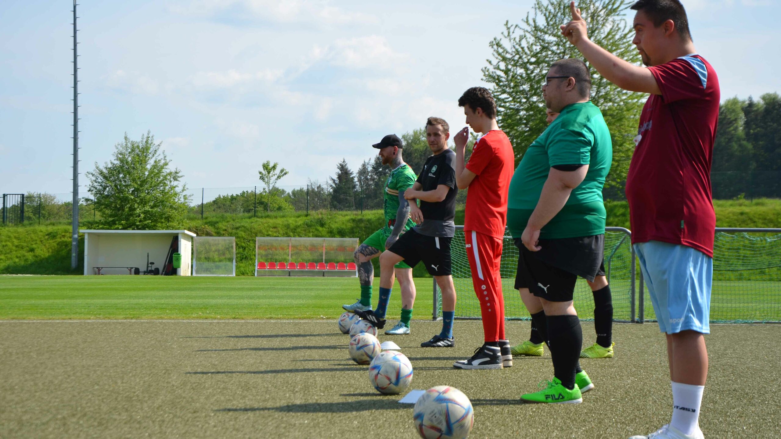 Teilnehmende der Tandem Young Coach Ausbildung stehen in einer Reihe