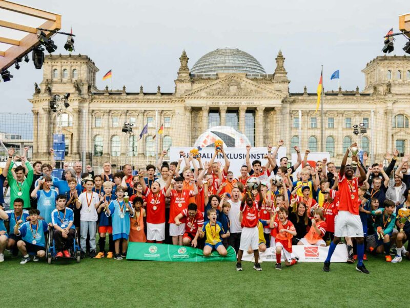 Gruppenbild vom Abschluss der FußballFreundeCups 2024 in Berlin
