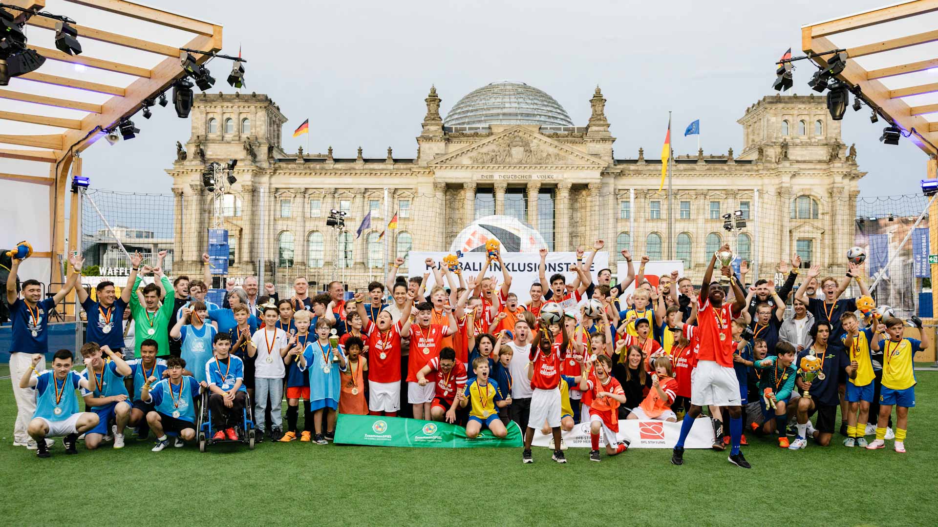 Gruppenbild vom Abschluss der FußballFreundeCups 2024 in Berlin
