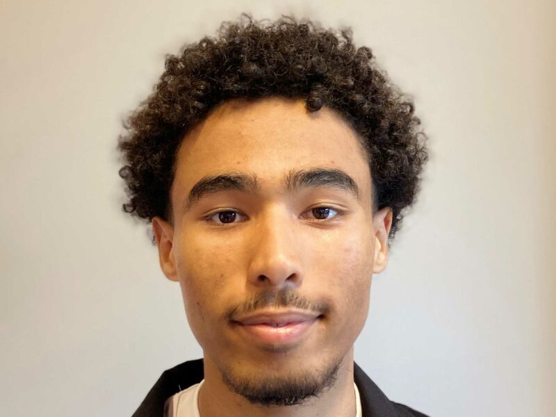 Ibrahim Hassan, Porträt eines jungen Mannes mit lockigem Haar.