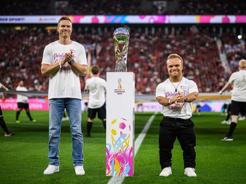 Die Para-Athleten Markus Rehm (links) und Niko Kappel (rechts) präsentierten die Supercup-Trophäe 2024.