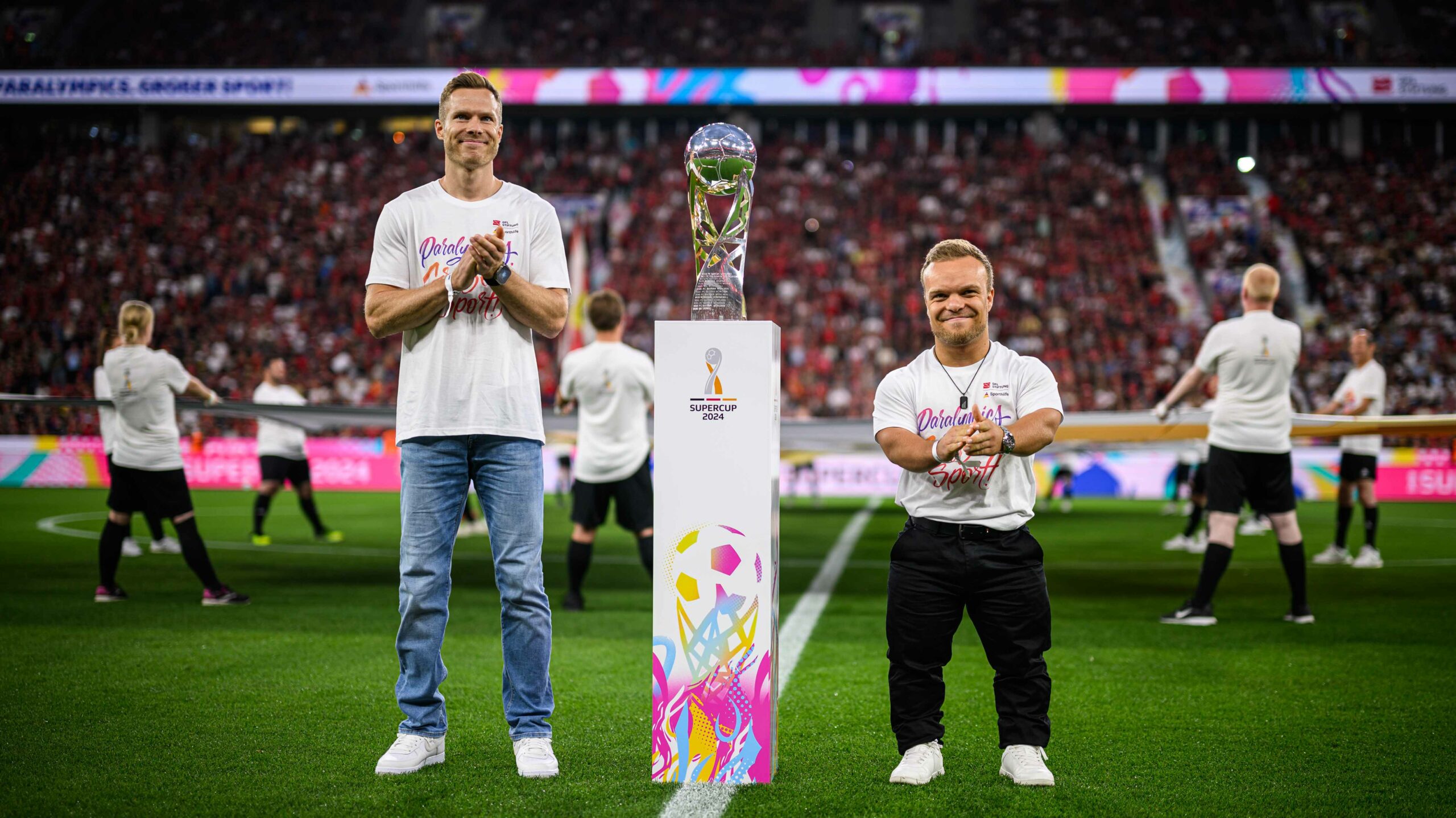 Die Para-Athleten Markus Rehm (links) und Niko Kappel (rechts) präsentierten die Supercup-Trophäe 2024.