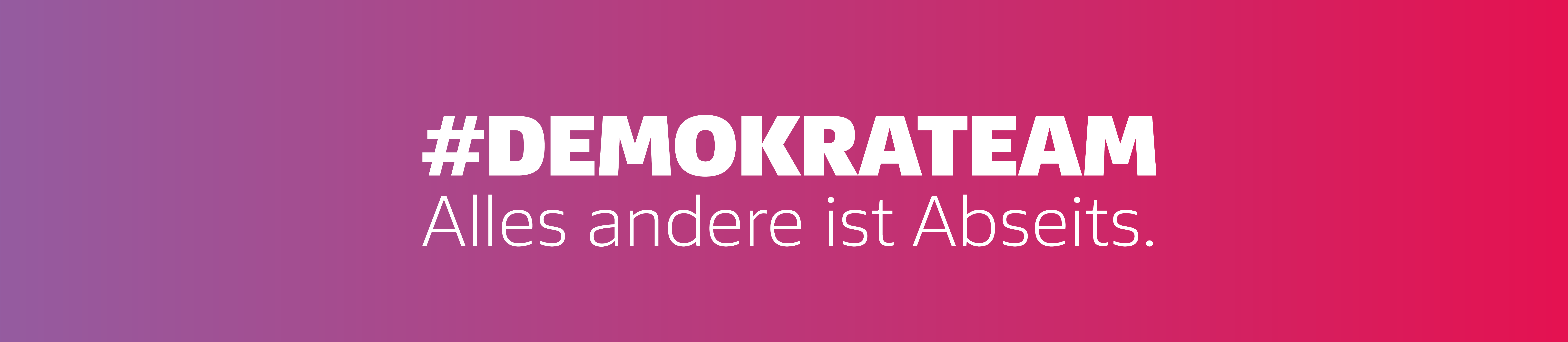 "#DEMOKRATEAM – Alles andere ist Abseits", steht in weiß auf lila Hintergrund.