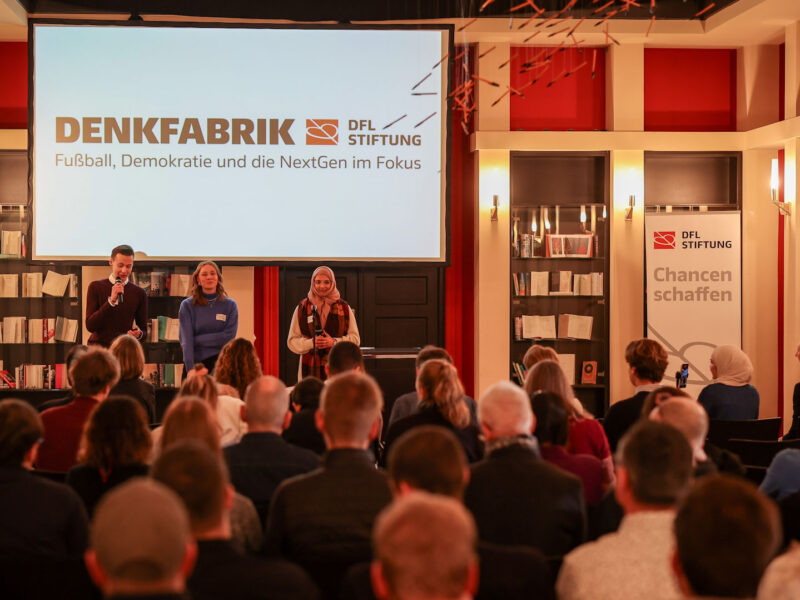 „Denkfabrik: Fußball, Demokratie und die Gen Z im Fokus“