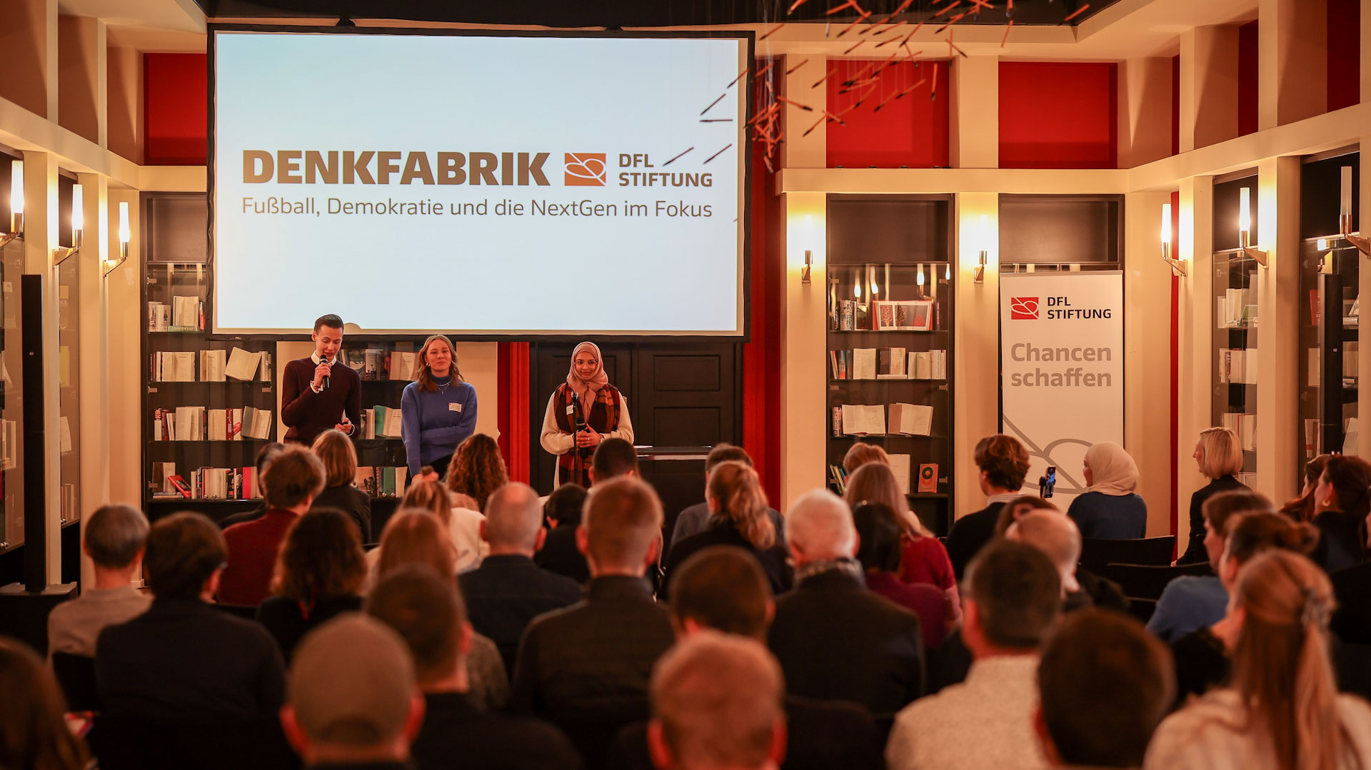 „Denkfabrik: Fußball, Demokratie und die Gen Z im Fokus“