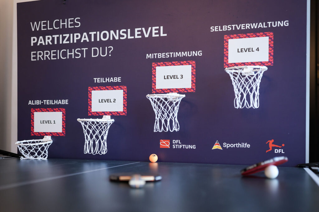 Partizipations-Tischentennisplatte bei der „Denkfabrik: Fußball, Demokratie und die Gen Z im Fokus“
