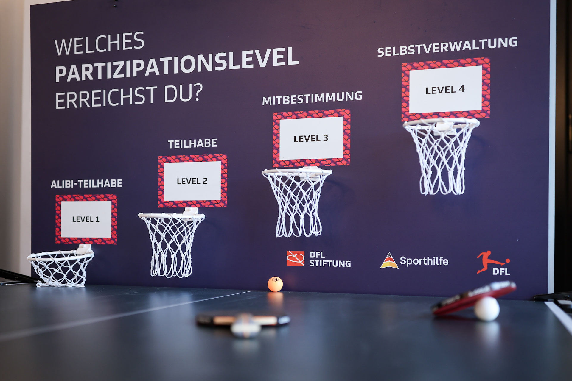Partizipations-Tischentennisplatte bei der „Denkfabrik: Fußball, Demokratie und die Gen Z im Fokus“