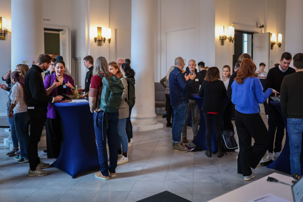 Networking bei der „Denkfabrik: Fußball, Demokratie und die Gen Z im Fokus“