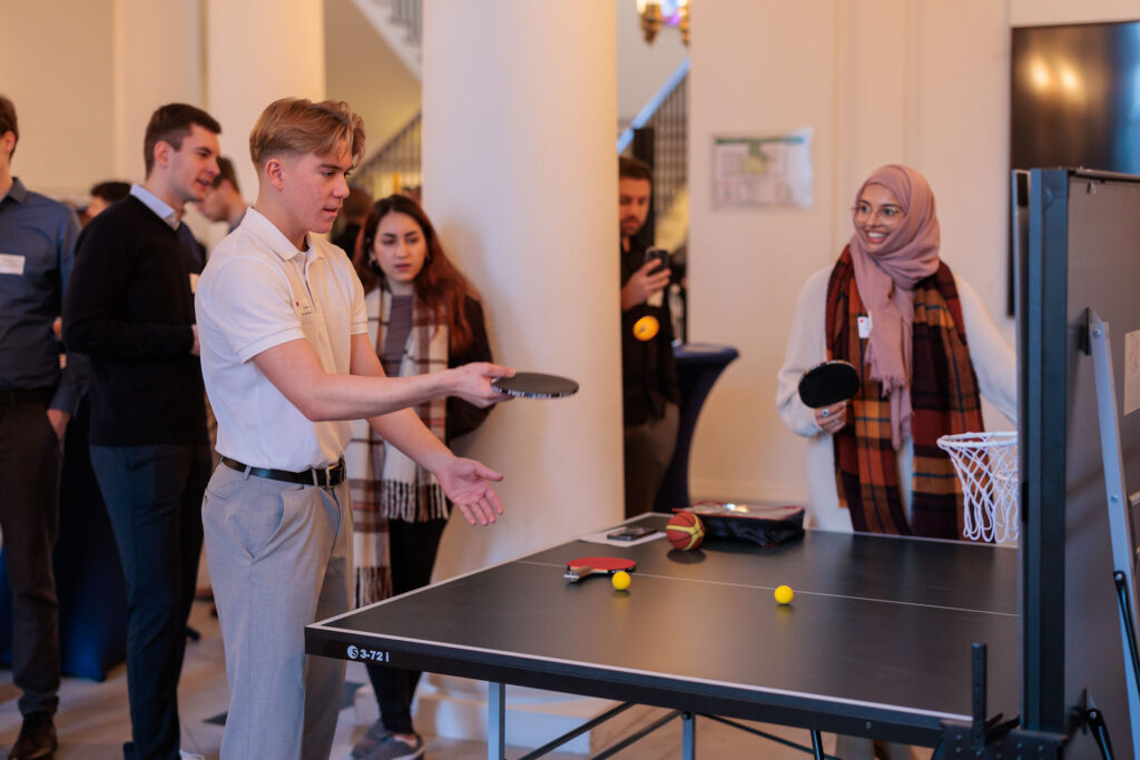 Die Jugendlichen testen die Partizipations-Tischtennisplatte bei der „Denkfabrik: Fußball, Demokratie und die Gen Z im Fokus“