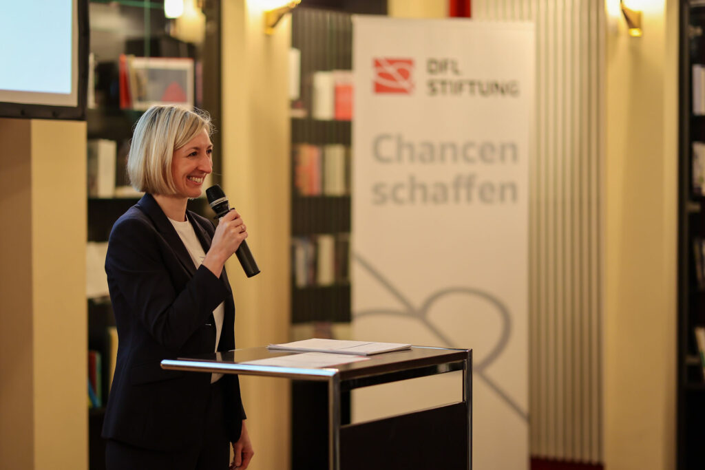 Franziska Fey moderiert die „Denkfabrik: Fußball, Demokratie und die Gen Z im Fokus“