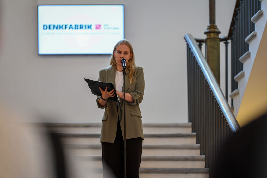 Clara Loesel bei ihrem Impulsvortrag zur „Denkfabrik: Fußball, Demokratie und die Gen Z im Fokus“