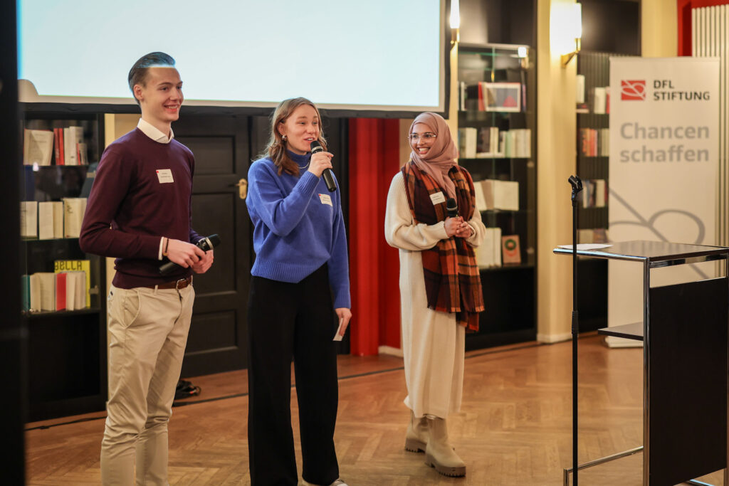 Ben Querling, Pauline Bullinger und Madiha Malik modeireren die „Denkfabrik: Fußball, Demokratie und die Gen Z im Fokus“