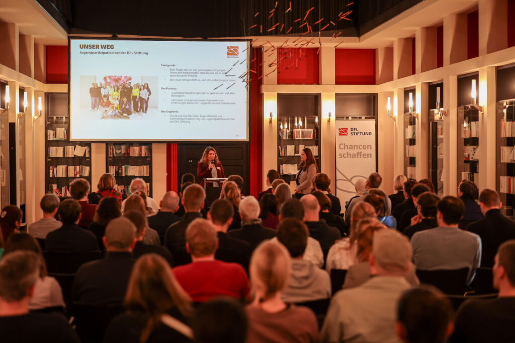 Lena Ziegenhagen und Dr. Nadine Seddig stellen den Jugendpartizipationsprozess der DFL Stiftung vor