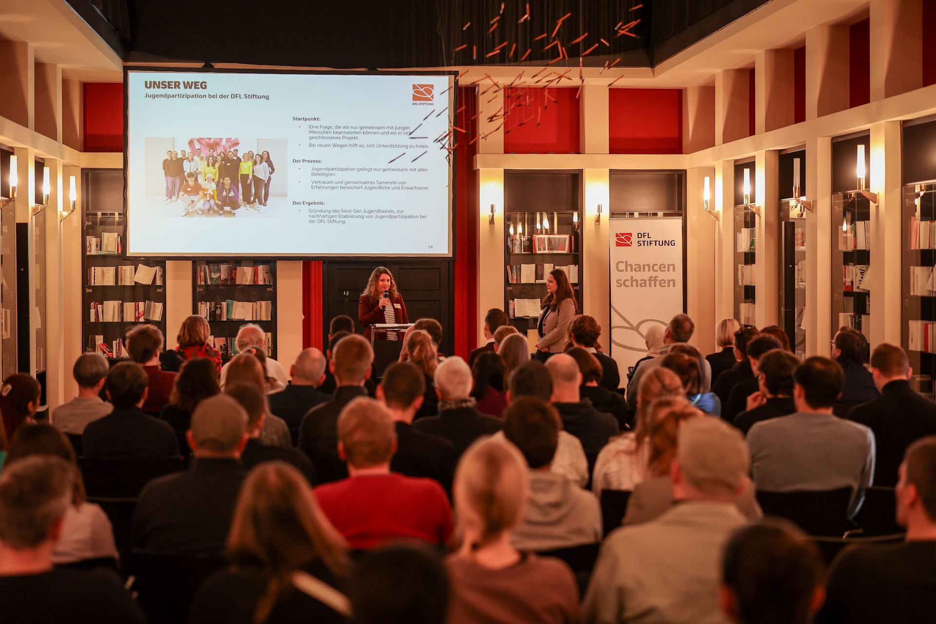 Lena Ziegenhagen und Dr. Nadine Seddig stellen den Jugendpartizipationsprozess der Bundesliga Stiftung vor