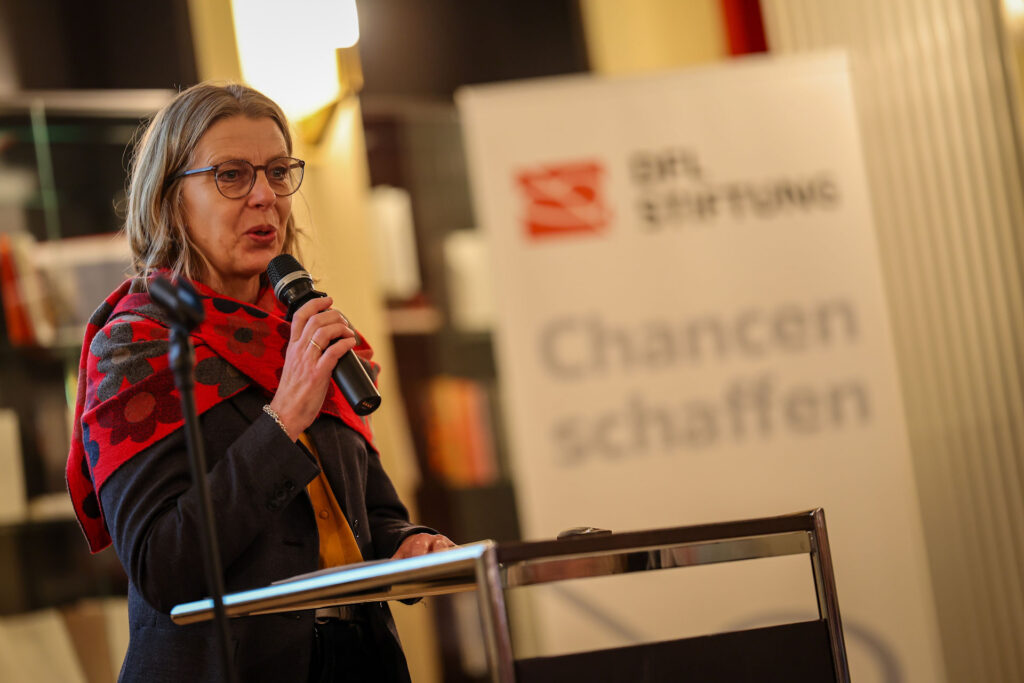 Prof. Dr. Sabine Andresen referiert bei der „Denkfabrik: Fußball, Demokratie und die Gen Z im Fokus“