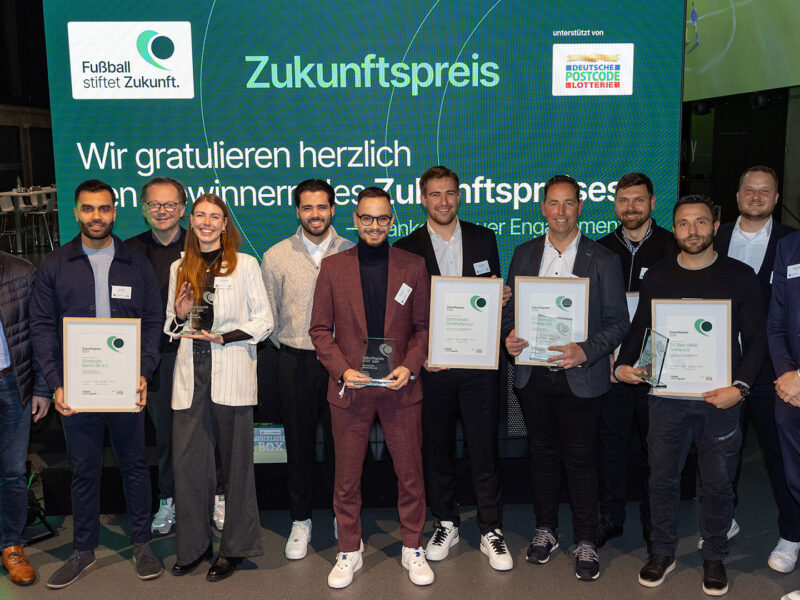 Die Zukunftspreisträger*innen 2024 gemeinsam mit Jury-Mitglied Marcell Jansen