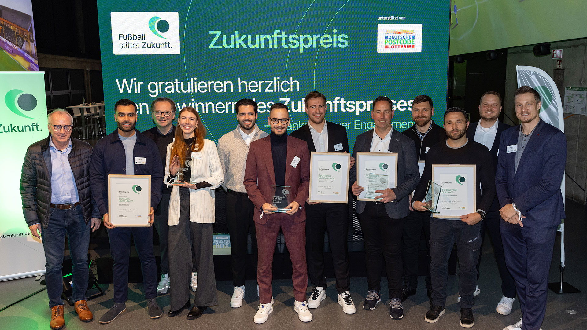 Die Zukunftspreisträger*innen 2024 gemeinsam mit Jury-Mitglied Marcell Jansen