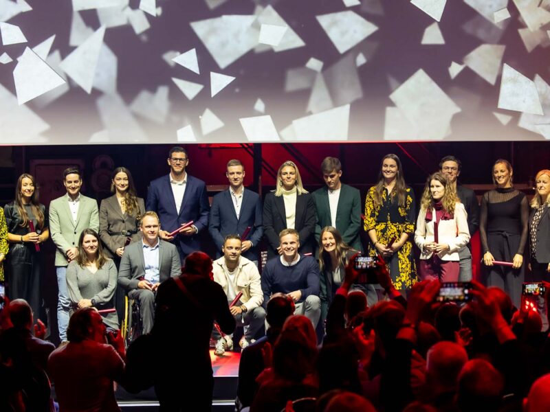 17 Spitzensportlerinnen und -sportler wurden auf der Bühne verabschiedet