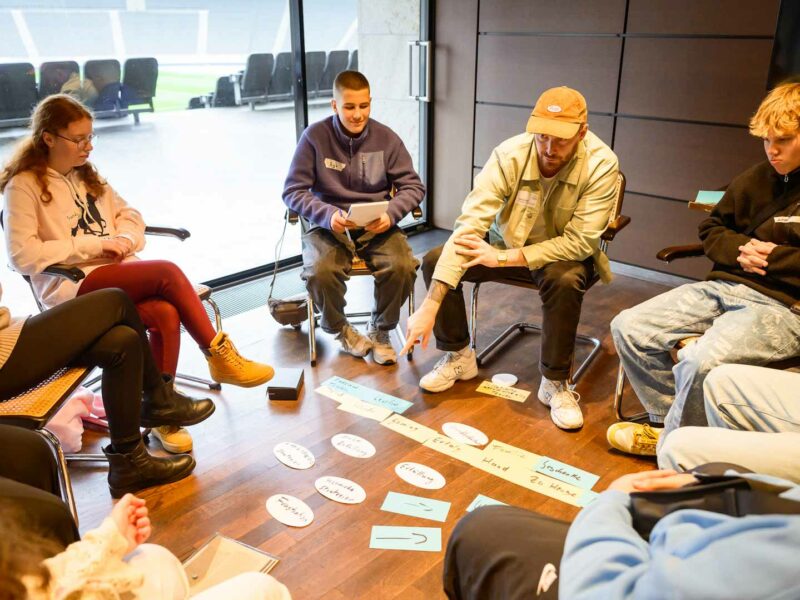 Jugendliche im Austausch mit dem Workshop-Leiter