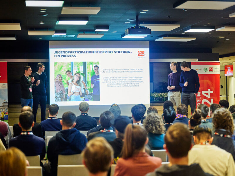 Der Next Gen Jugendbeirat auf der Bühne des Kickfair Jugendforums