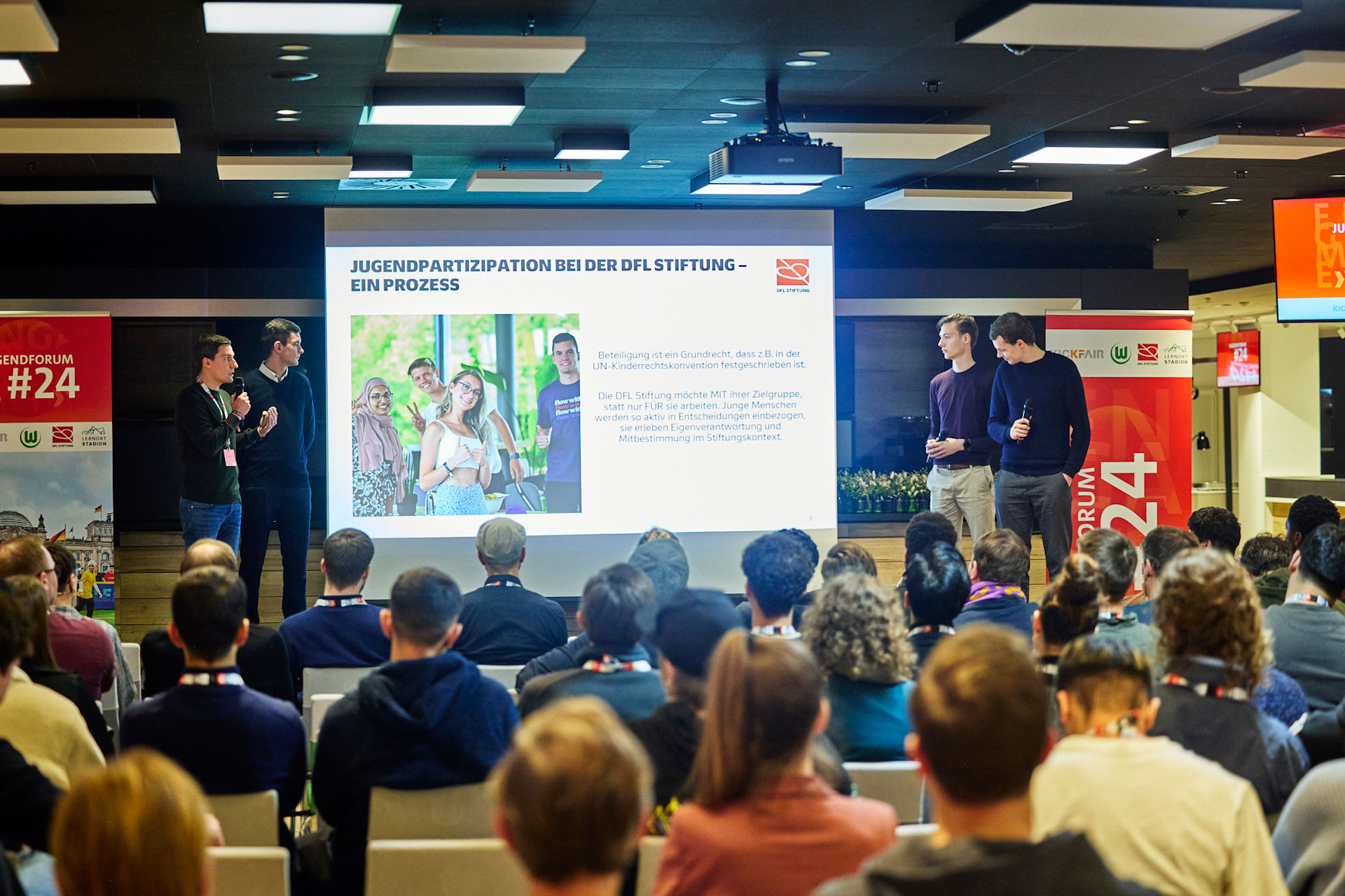 Der Next Gen Jugendbeirat auf der Bühne des Kickfair Jugendforums