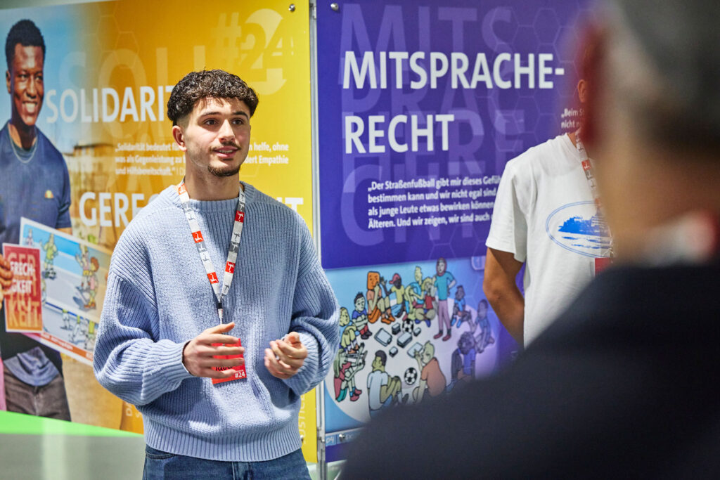 Austausch unter Jugendlichen beim Kickfair Jugendforum