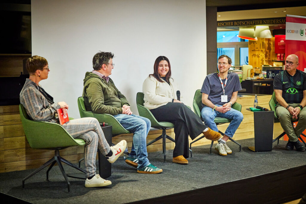 Auf der Bühne des Kickfair Jugenforums wird diskutiert