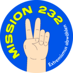 Ein runder Sticker mit blauen Rändern und weißem Hintergrund. Im Zentrum ist eine stilisierte, helle Hand abgebildet, die den Friedenszeichen (V-Zeichen) zeigt. Um die Hand herum stehen die Wörter "MISSION" und "Extremismus abwählen" in geschwungenen Buchstaben.