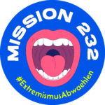 Ein blauer runder Sticker mit einem geöffneten Mund im Zentrum, der Zähne und eine rote Zunge zeigt. Um den Mund herum steht der Text "MISSION", "23" und der Hashtag "#ExtremismusAbwählen".