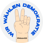 Siegessymbol mit der Aufschrift "WIR WÄHLEN DEMOKRATIE" und dem Hashtag "#Mission232".