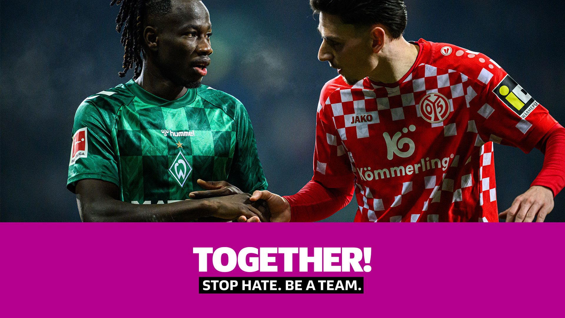 Zwei Fußballspieler, einer mit grünem Trikot des SV Werder Bremen und einer mit rotem Trikot des 1. FSV Mainz 05, reichen sich die Hände. Darunter steht der Slogan "TOGETHER. STOP HATE. BE A TEAM." auf lila Hintergrund.