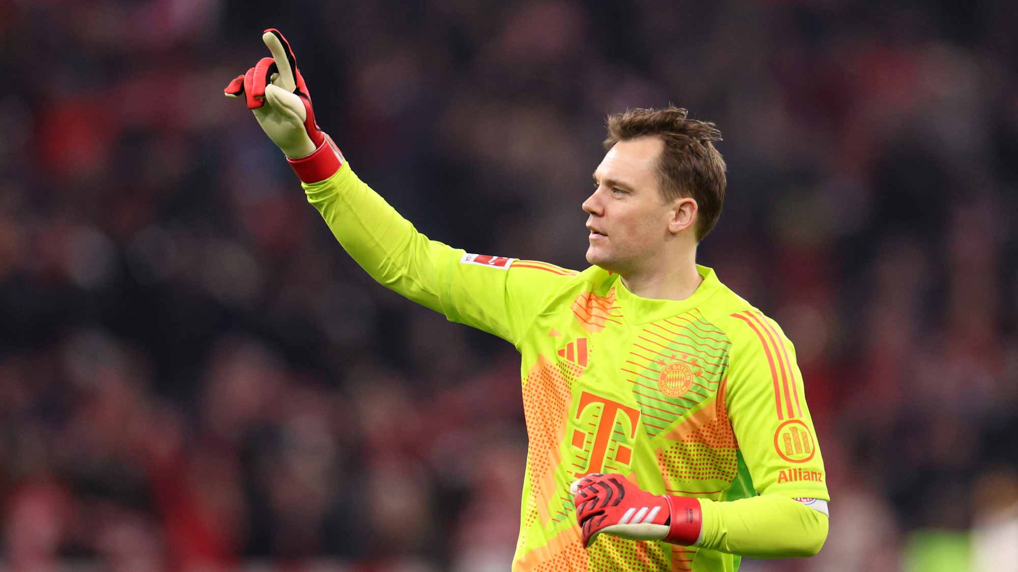 Manuel Neuer, Torwart des FC Bayern München, in Aktion während eines Fußballspiels.