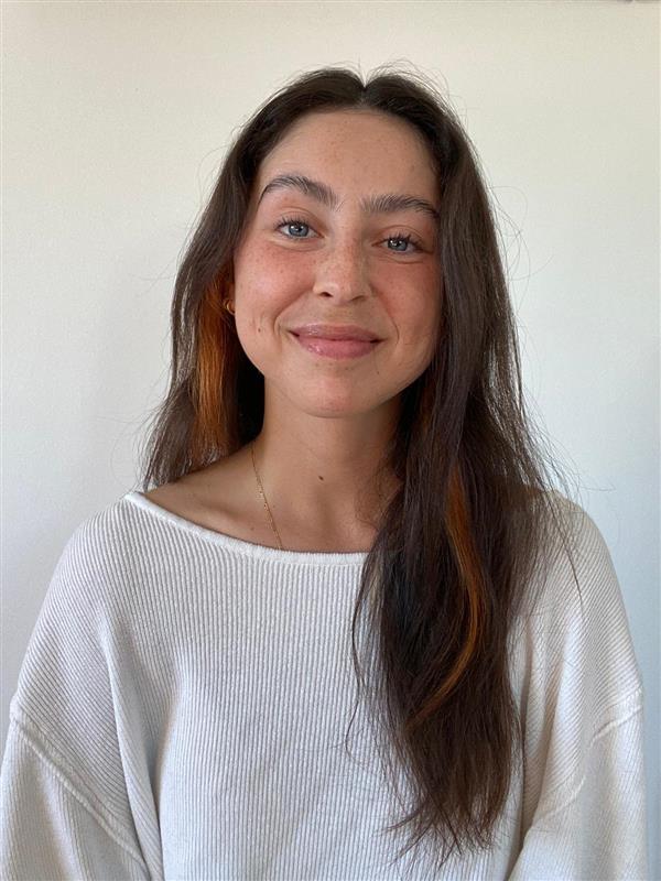 Selin Alpaslan, Portrait einer jungen Frau mit langen, dunklen Haaren und einem freundlichen Blick.