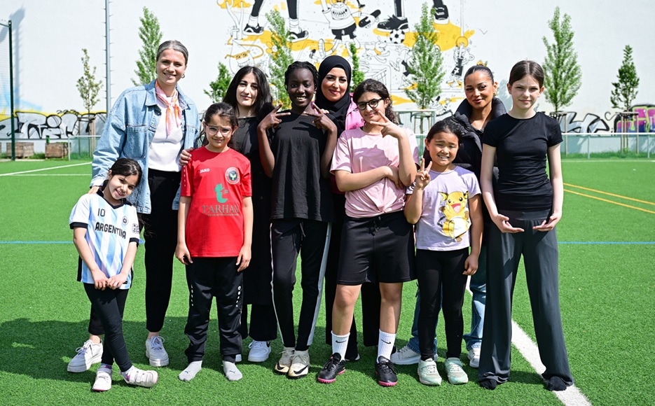 Gruppenfoto von Julia Knopf und den Mädchen vom Girls Hub Berlin