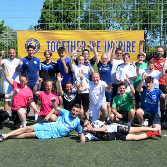 12 Trainer*innen-Tandems im Fußball für Menschen mit Behinderung ausgebildet