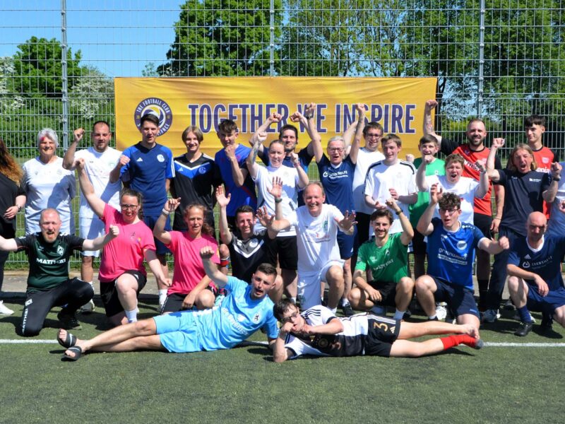 12 Trainer*innen-Tandems im Fußball für Menschen mit Behinderung ausgebildet