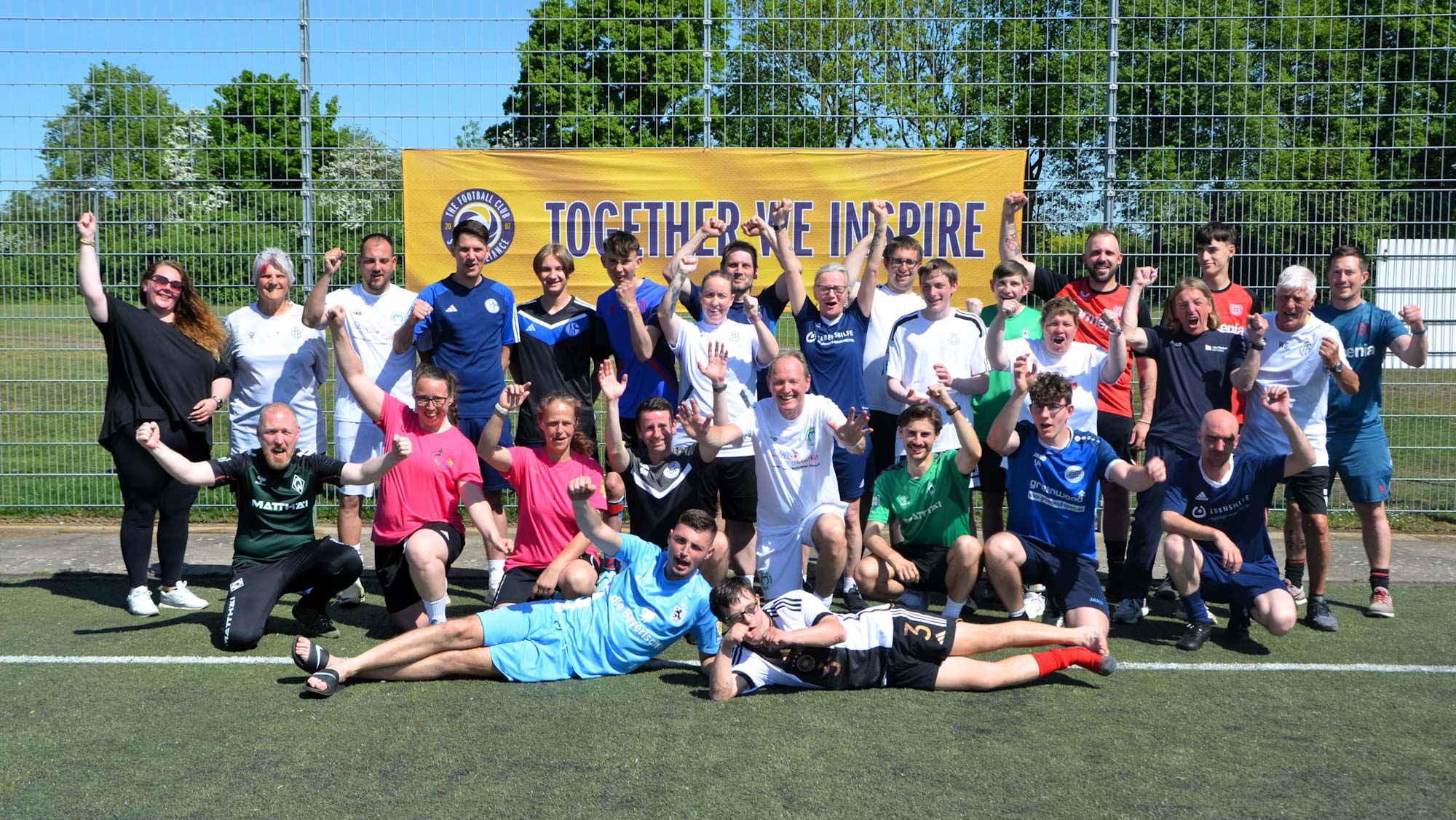 12 Trainer*innen-Tandems im Fußball für Menschen mit Behinderung ausgebildet